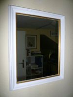 Dezenter Wandspiegel mit Gold-Innenrand