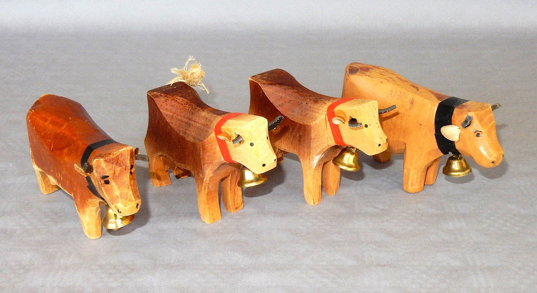 Trauffer Spielzeuge: 4 Stück handgeschnitzte Holzkühe  - 15.5cm – Gebraucht aus Alpnach Dorf von Reloved24 1