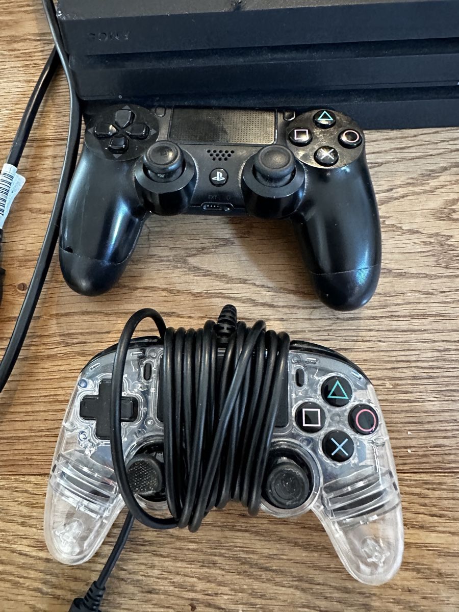 Sony Consoles: PlayStation 4 PRO 1000gb mit Ladestation & 2 Controller – D'occasion à Kirchdorf BE par amo_qqd2 1