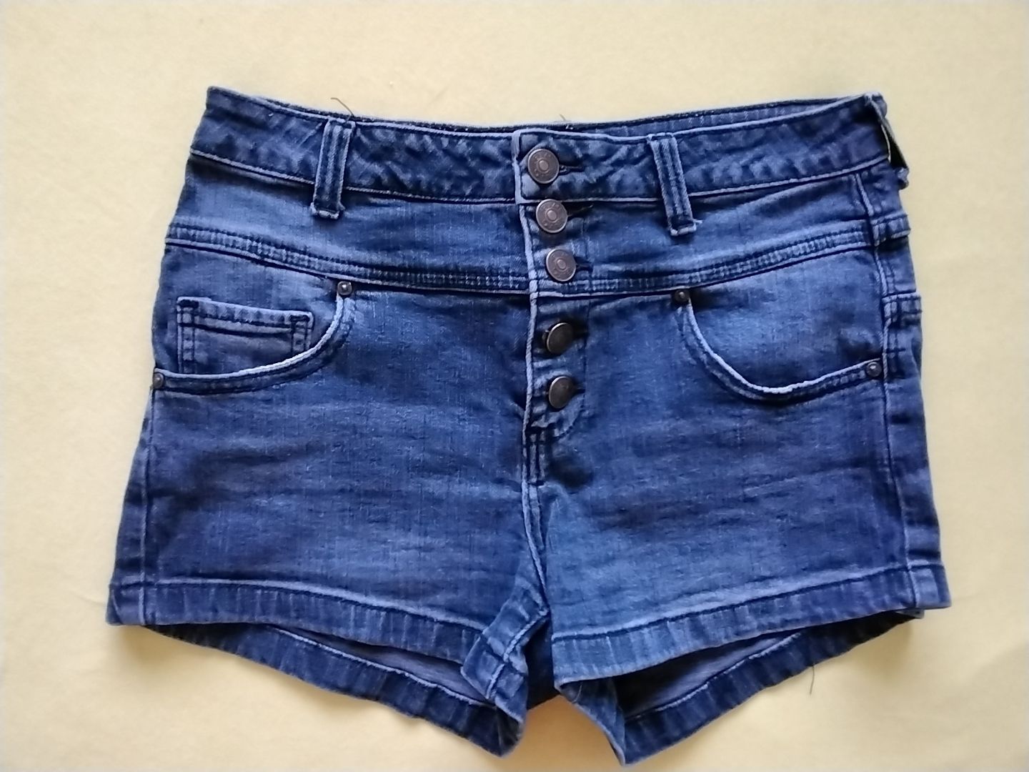 Pantaloni: Shorts Gr. 34 mit hohem Bund – Usato da Balterswil venduto da Meerdeern