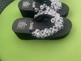 SUMMERTIME - stylische Flip-Flops mit Ziersteinen, nero, 39