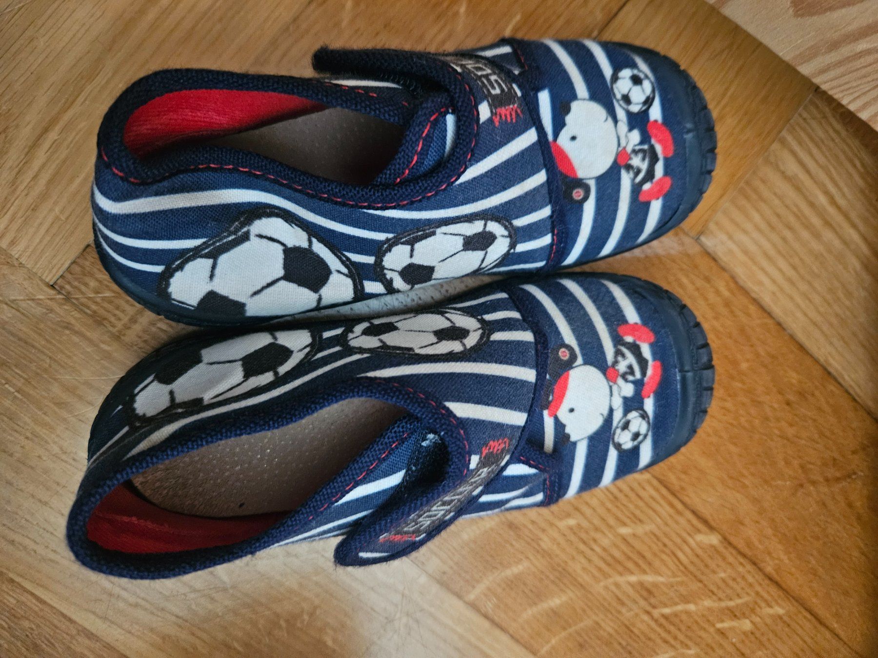 Scarpe per ragazzi: Fussball-Hausschuhe,Gr. 27 – Usato da Bern venduto da j-o 4