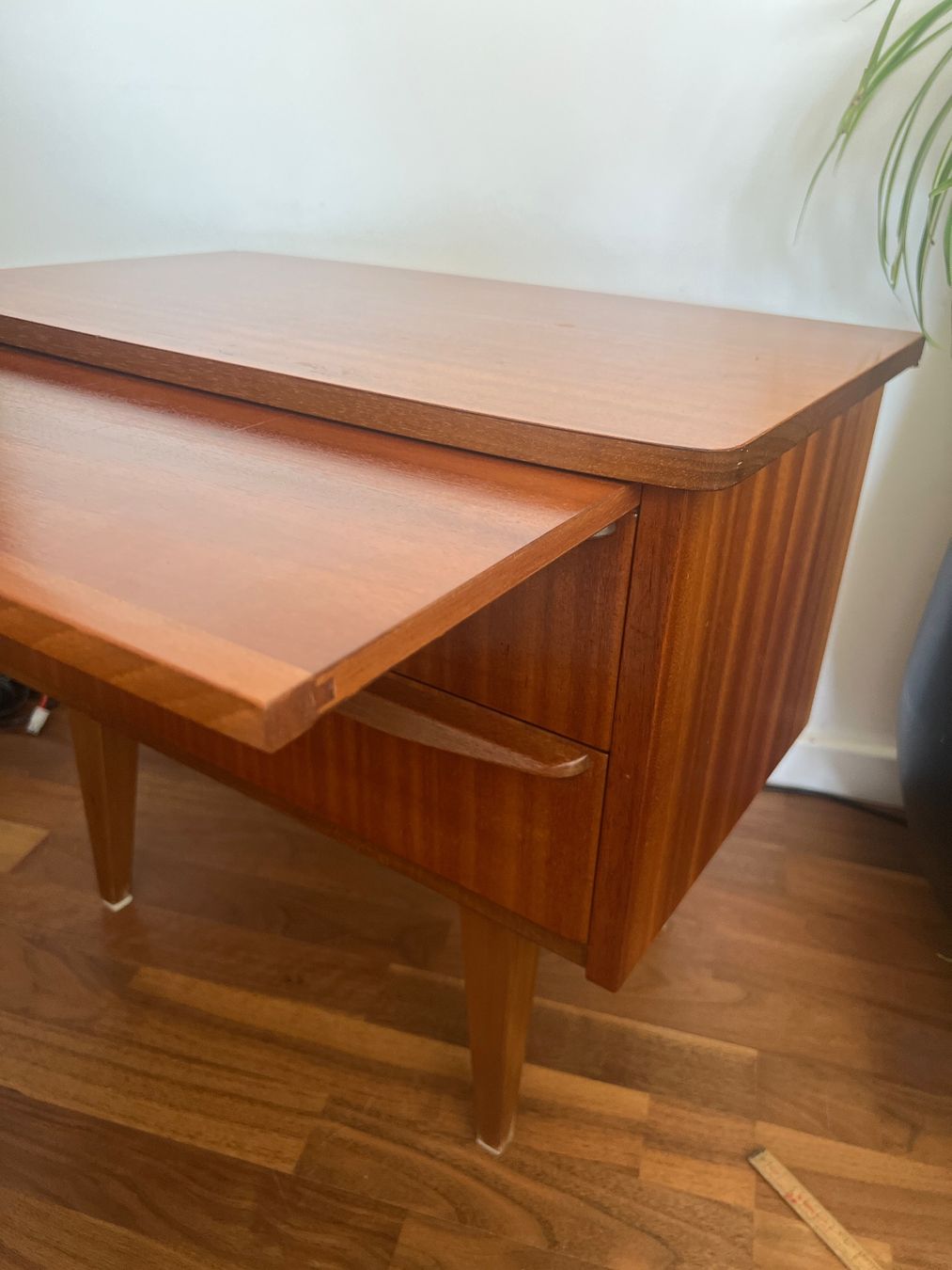 Cassettiere: Mid-Century Modern Kommode  Nachttisch ausziehbareTablar – Usato da Jona venduto da Sariksa 2