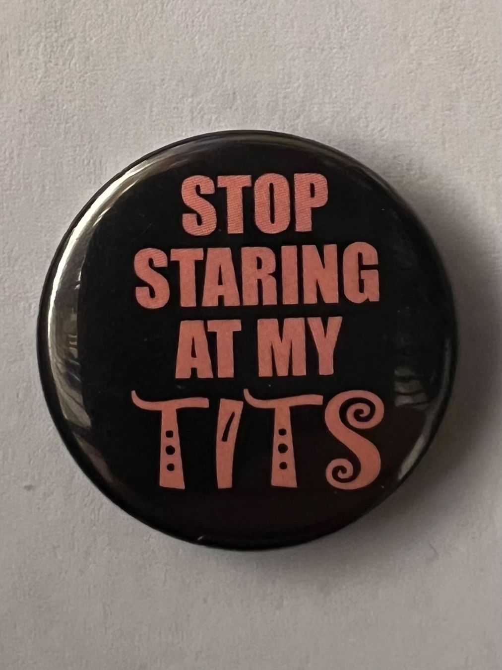 Spille & Fermagli: Button «stop staring at my tits» – Usato da Zürich venduto da rigani