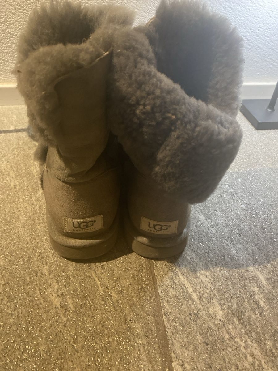 Ugg Scarpe da donna: Stivale Ugg – Usato da Davesco-Soragno venduto da Chichijango