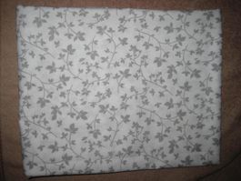 Baumwollstoff weiss mit grauen Blätterranken
