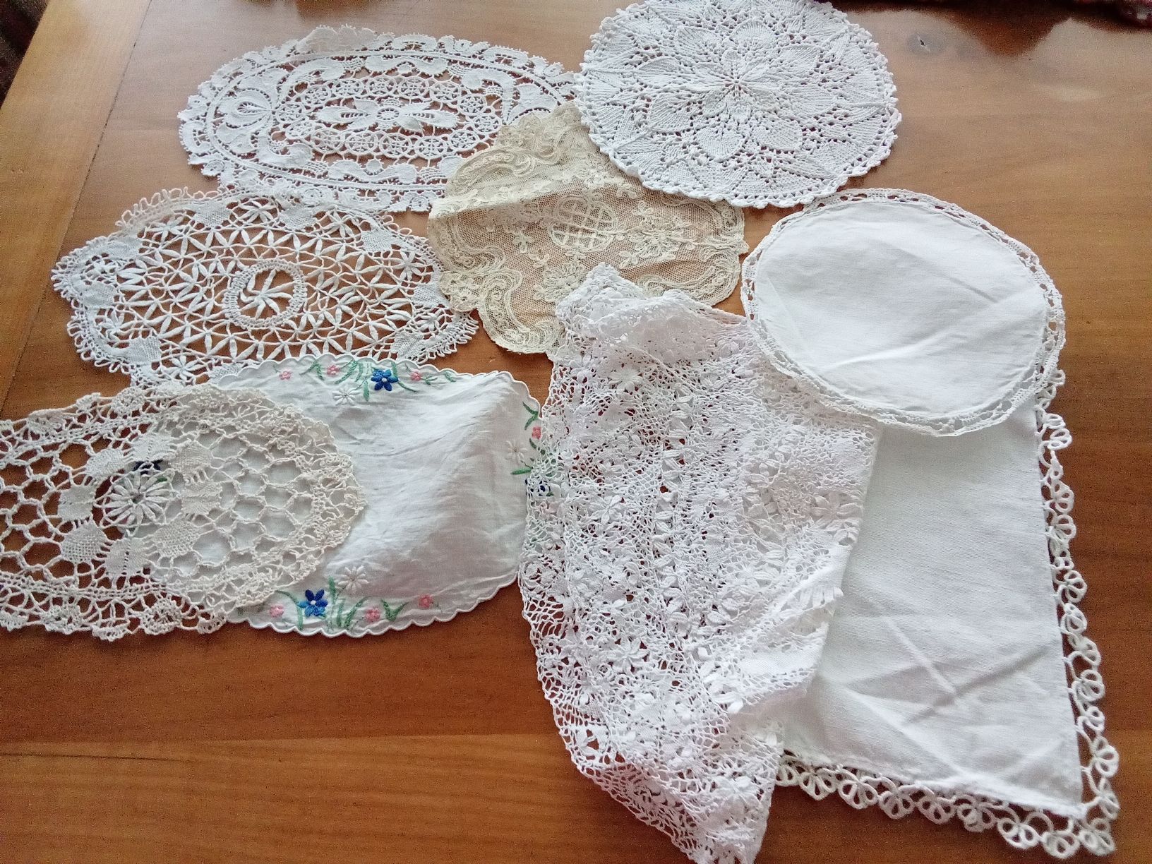 Altra biancheria da tavola: GROSSES LOT SPITZENDECKELI,TISCHSET+SERVIETEN – Usato da Muri BE venduto da Alk 3