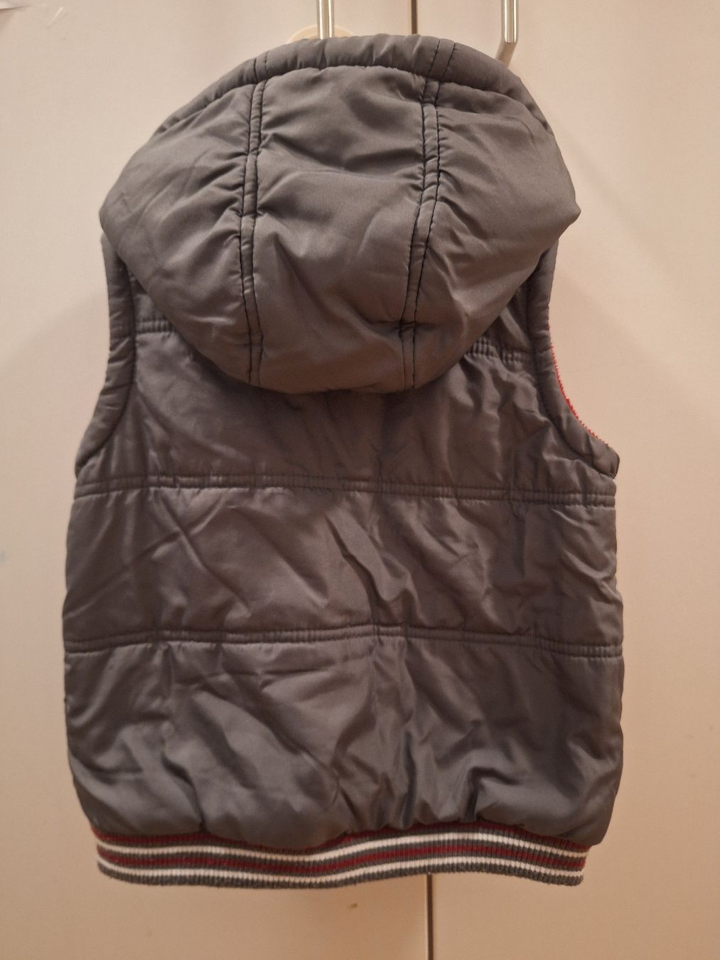 Autres vêtements garçon: Weste mit Kapuze, Grösse 98 – D'occasion à Hausen am Albis par cheeeck 1