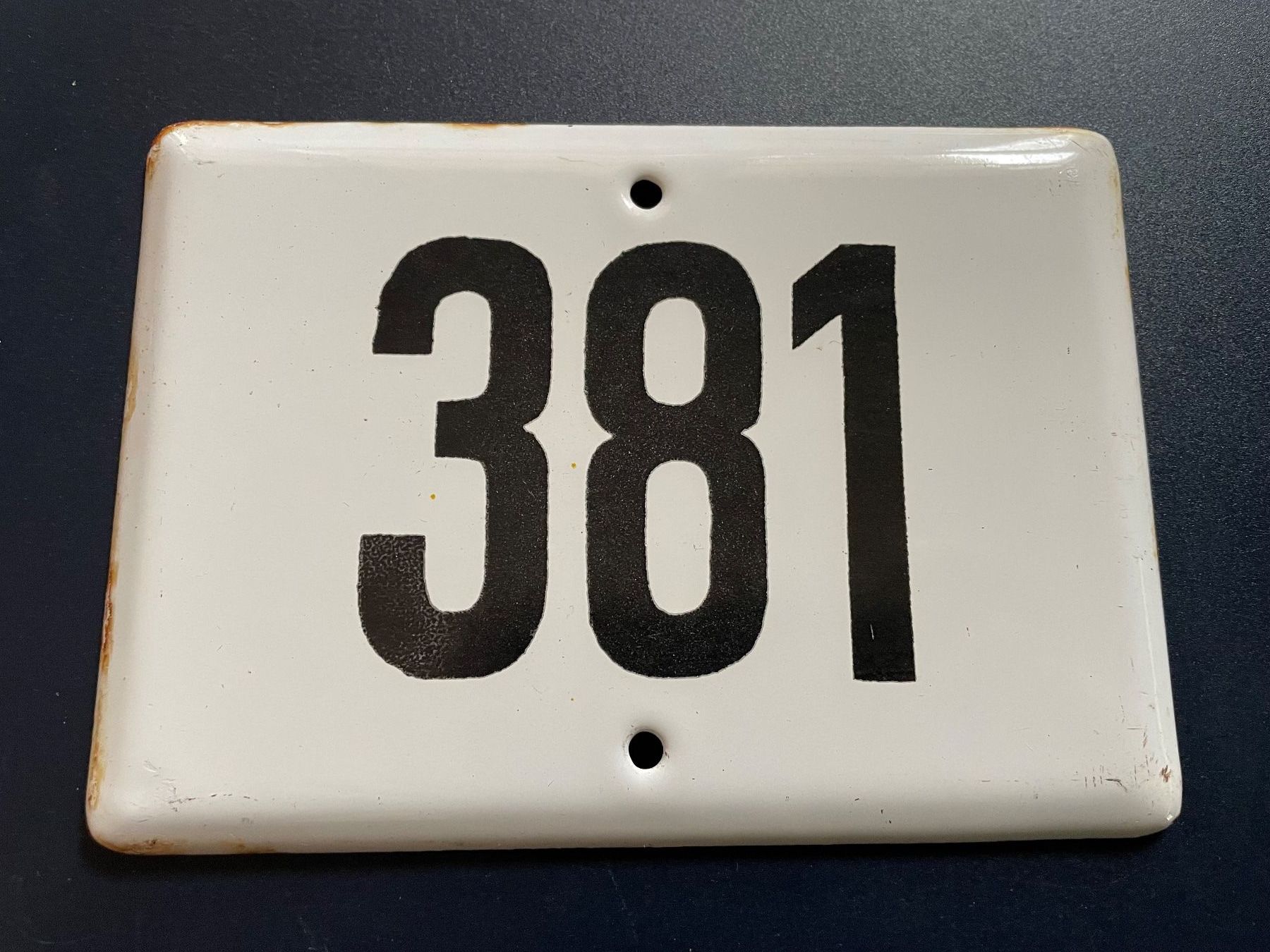 Insegne: hausnummer 381 /antik/nummernschild – Usato da Volketswil venduto da rubin74
