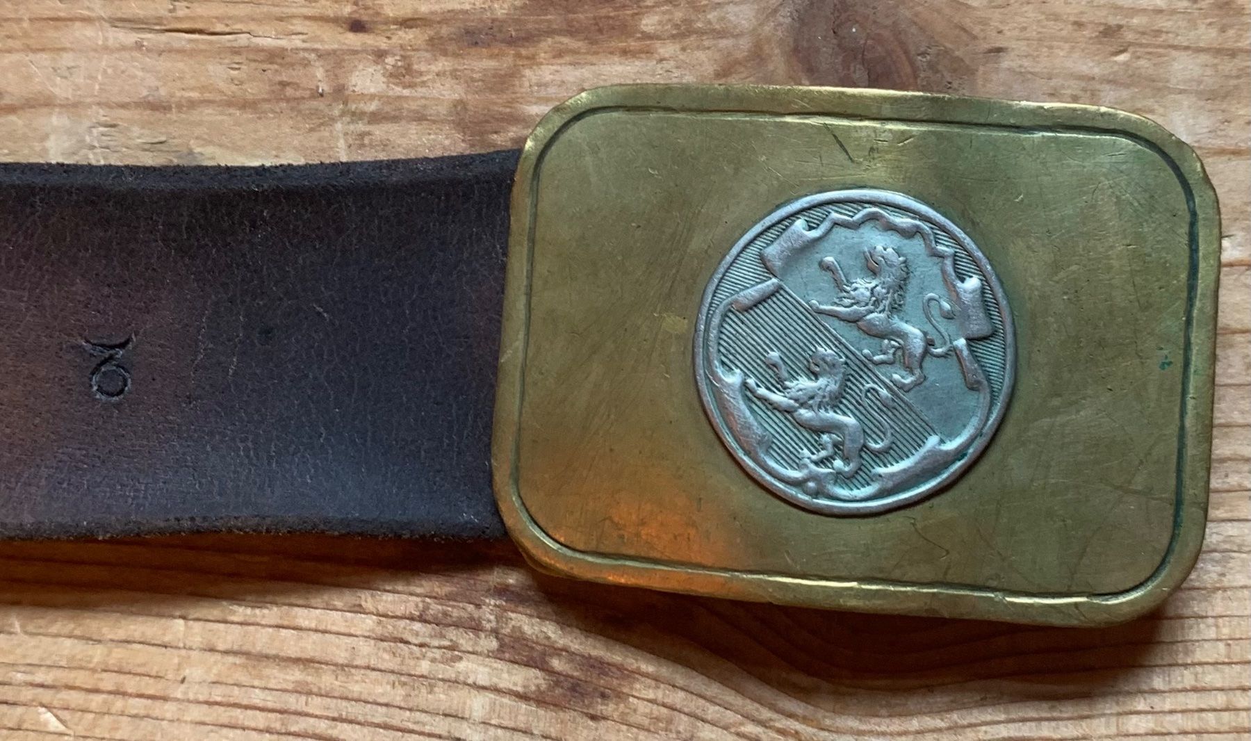 Cinture: Uralter Ledergürtel mit Messingschnalle – Usato da Goldingen venduto da Bergler012 2