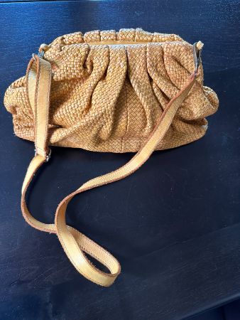 Senfgelbe Tasche/Pouch im Stil von Bottega Veneta