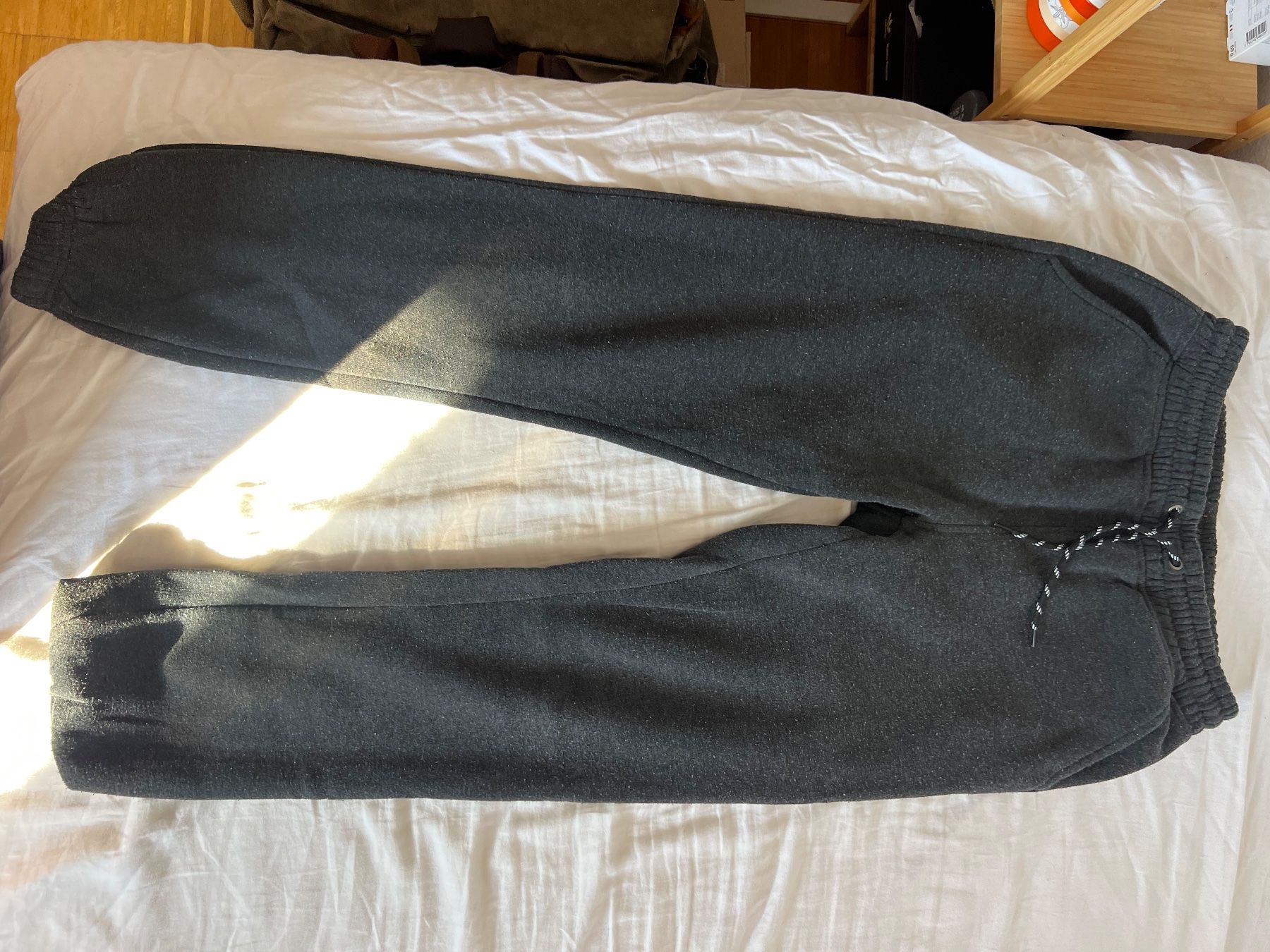 Pantaloni: Pantalon jogging Salted Basics gris taille S – Usato da Le Grand-Saconnex venduto da sol_jqk7