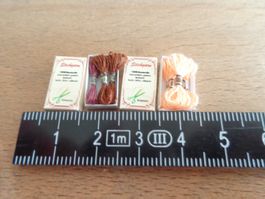 Stickgarn in Schachteli 1.6 x 1 x 0.4 cm für das Puppenhaus/