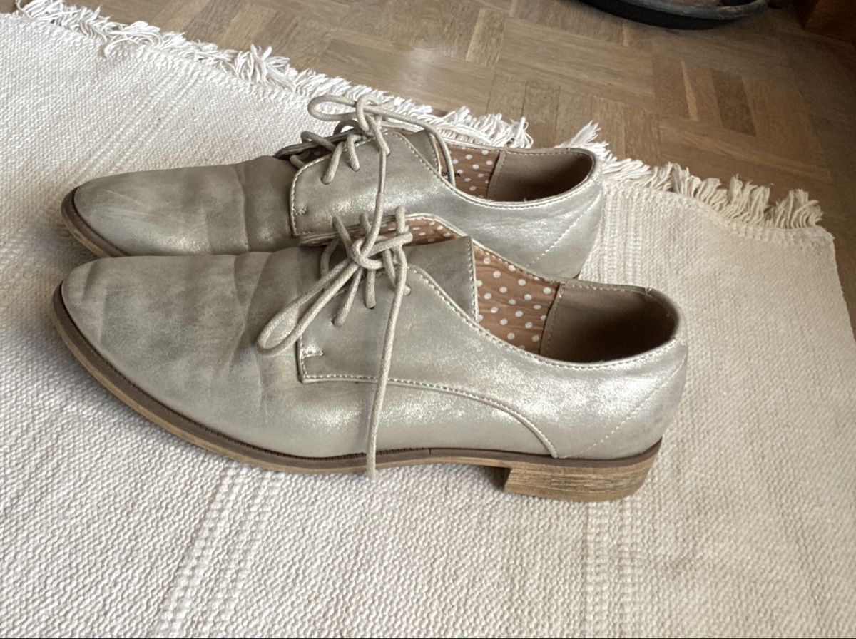 Damenschuhe: Petites paires de chaussures style derby – Neu (gemäss Beschreibung) aus Moutier von Happyvidedressing