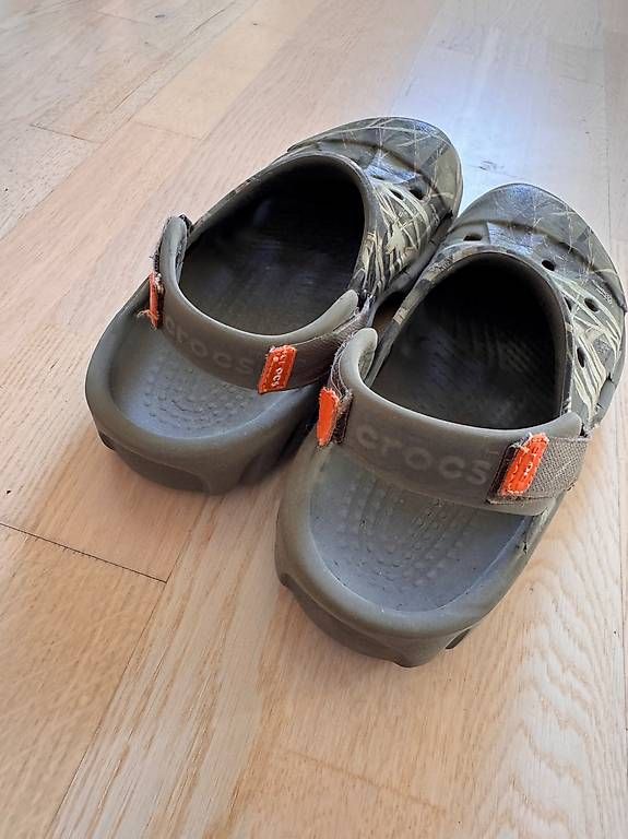 Crocs Scarpe per ragazzi: Grün gemusterte Crocs – Usato da Arlesheim venduto da dan_vv9f 2