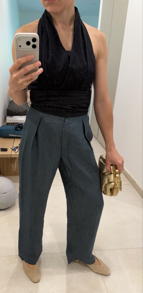 Top: Black Halter Top Size S – Nuovo (secondo la descrizione) da Corsier GE venduto da Karol_save_planet 8