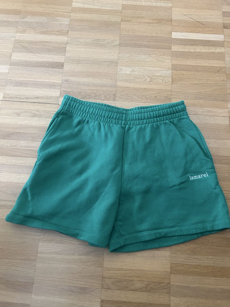 Lamarel Pantaloni: LAMAREL Shorts – Usato da Basel venduto da alinee_sophiee