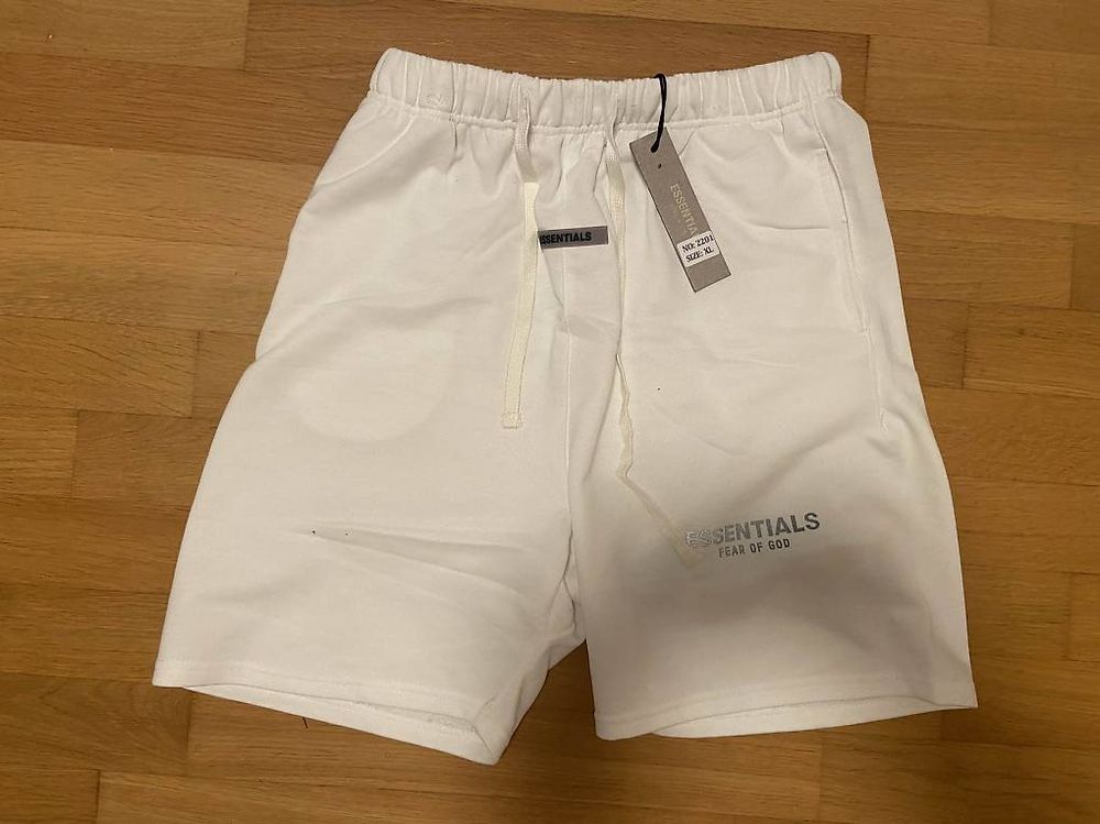 Fear of God ESSENTIALS Shorts ? Weiss ? Neu mit Etikett (Gebraucht) in ...
