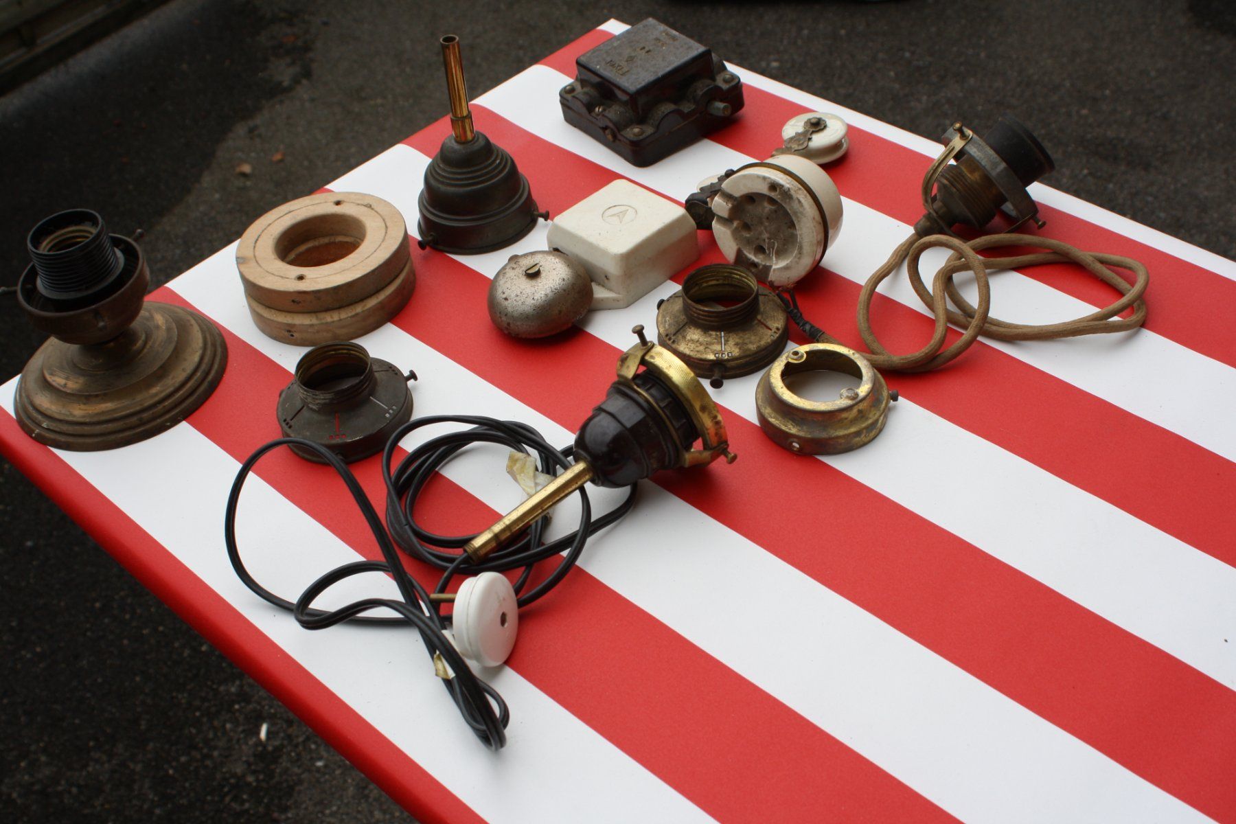 Stecker: ELEKTROMATERIAL ANTIK VINTAGE UNGEPRÜFT – Defekt aus Wauwil von Pneuedy 5