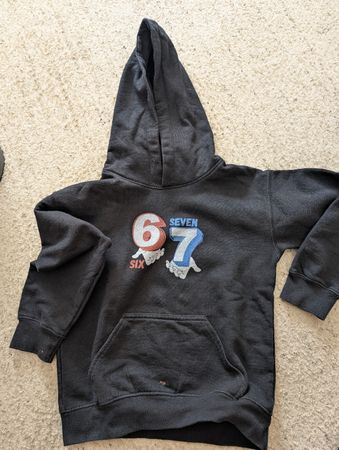 Kapuzenpullover schwarz Motiv Six Seven gebrauchter Zustand