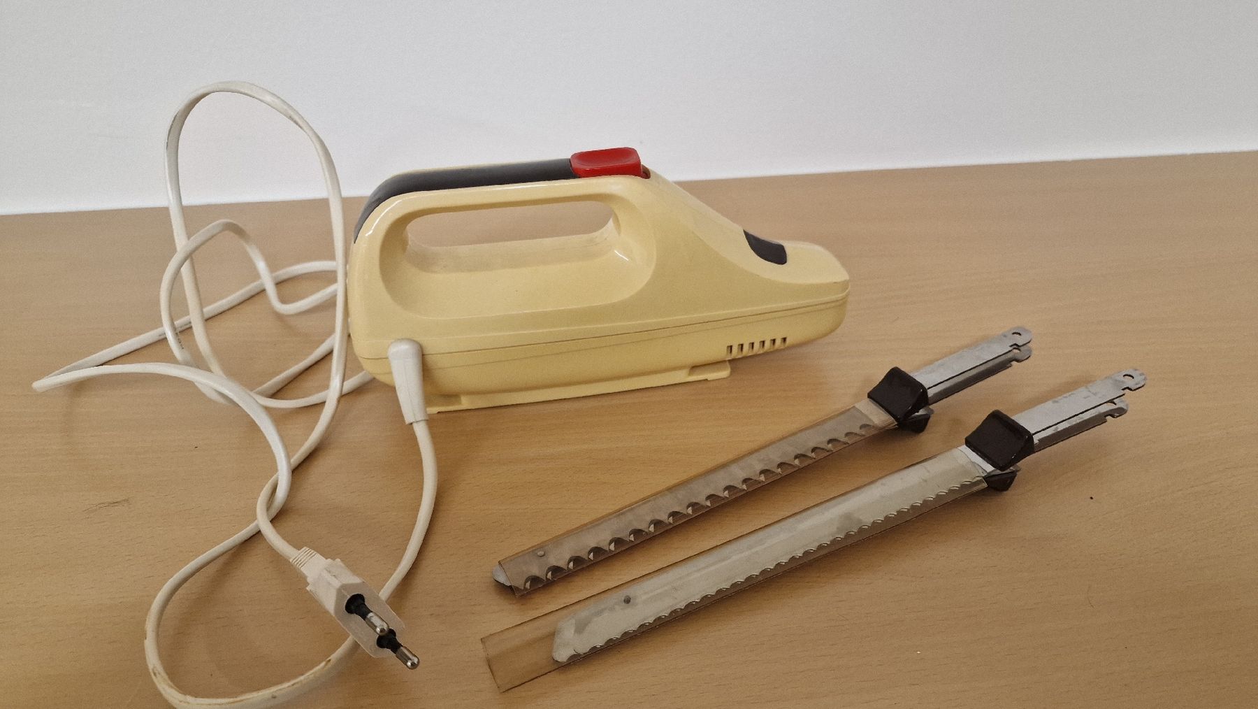 Rotel Küchengeräte: Rotel Elektromesser mit 2 Klingen gebraucht – Gebraucht aus Herisau von Antiques.AR