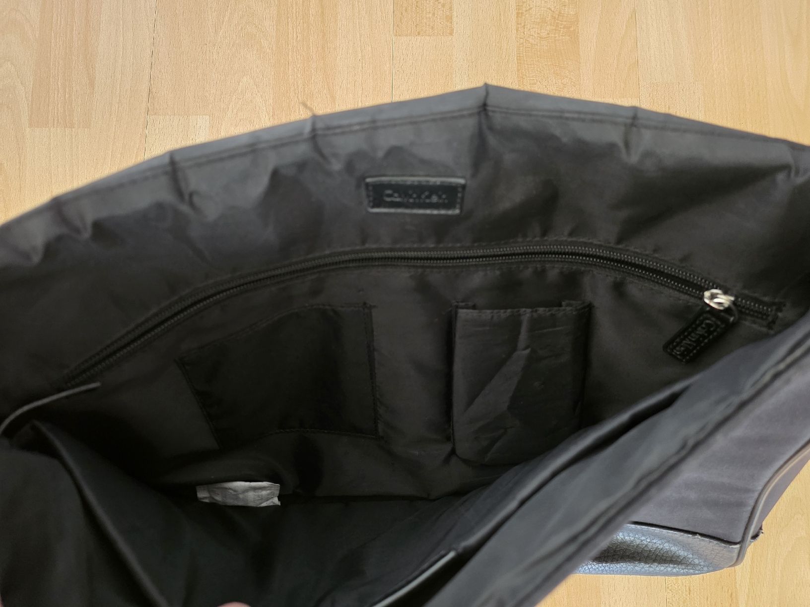 Calvin Klein Borse: Calvin Klein Messenger Bag black acceptable condition – Usato da Zug venduto da pacense 2