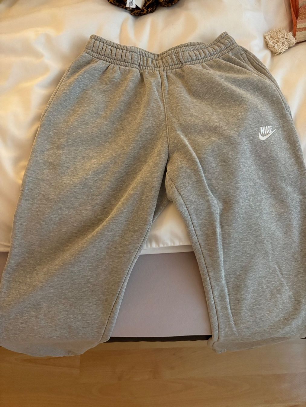 Nike Pantalons: Graue Nike Trainerhosen – D'occasion à Rheinfelden par deborahbtl