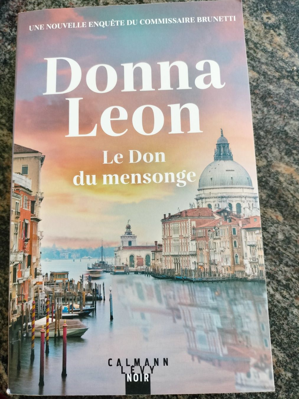 Bücher: Le Don du mensonge Donna Leon – Gebraucht aus Cortaillod von rozinna