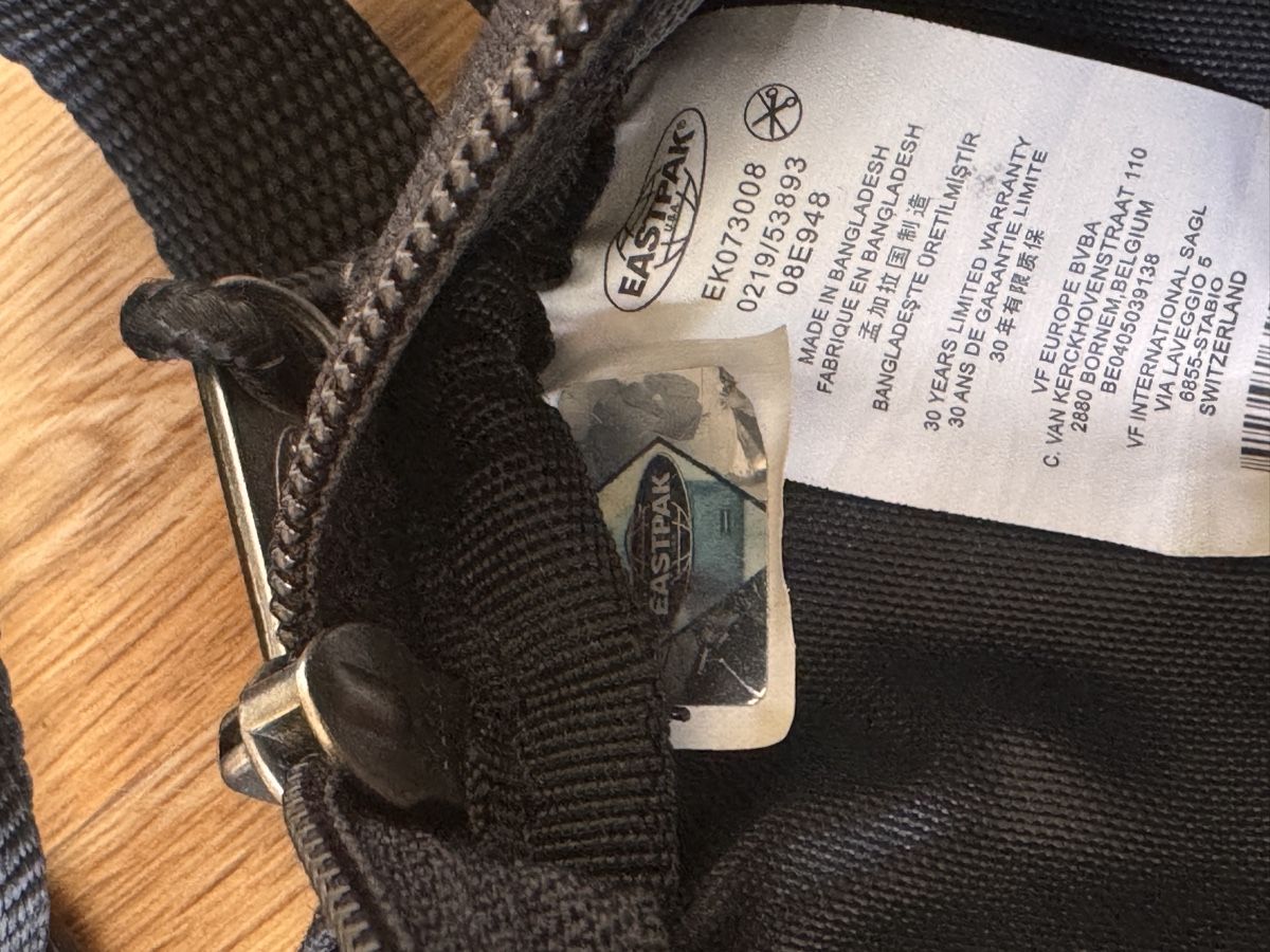 Eastpak Borse: Eastpack Doggy Bag in Schwarz – Usato da Basel venduto da spassbremse 4