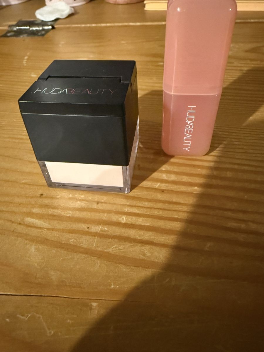 Huda Beauty Make-up: Huda Beauty Set; Powder& blush – Usato da Aefligen venduto da Henni123 3