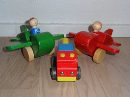 Holzspielzeug Flugzeug und Feuerwehr