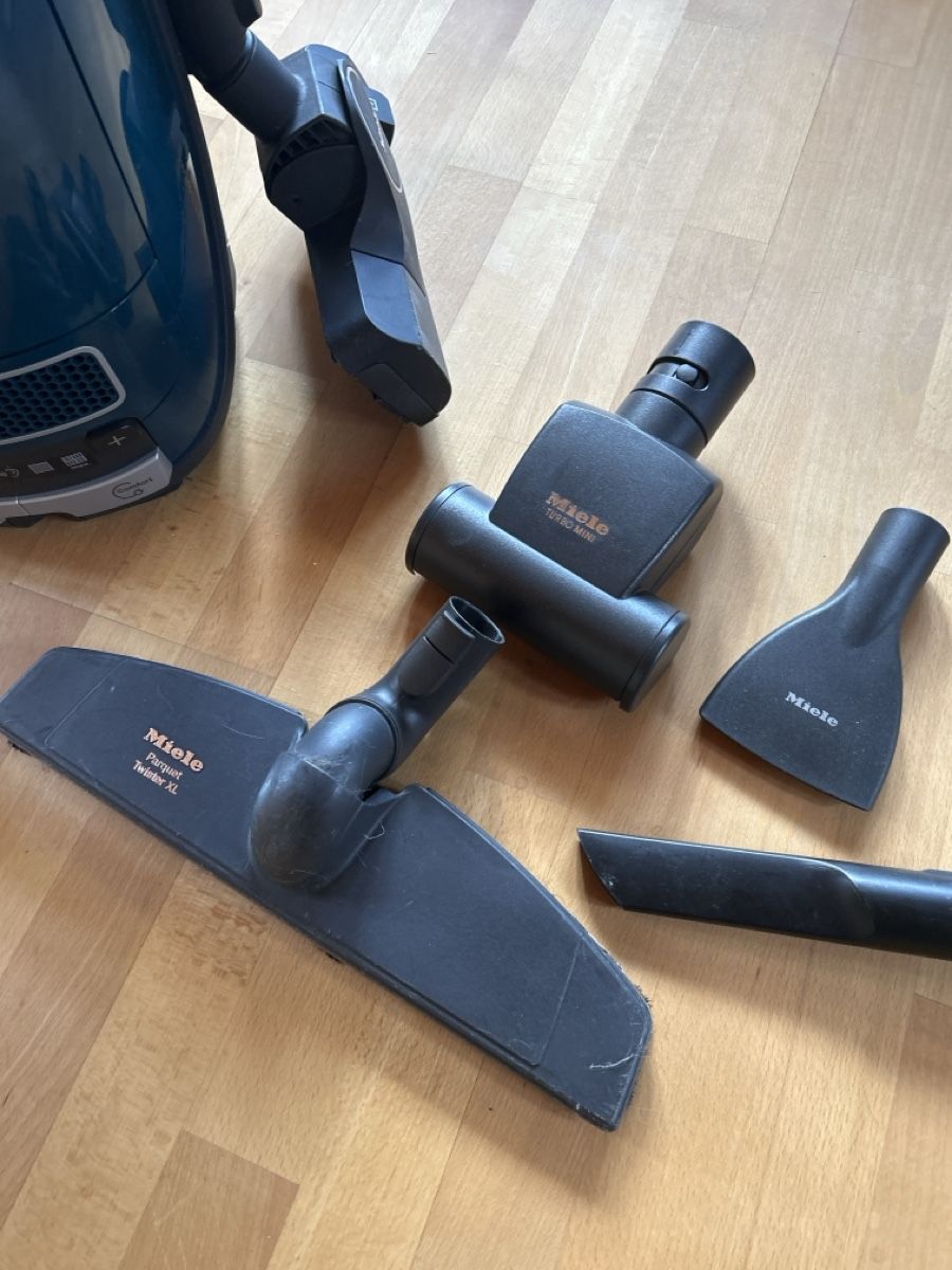 Miele Aspirapolveri & Accessori: Miele Staubsauger Complete C3 Cat&Dog Powerline  – Usato da Villigen venduto da DanielDuerr 2