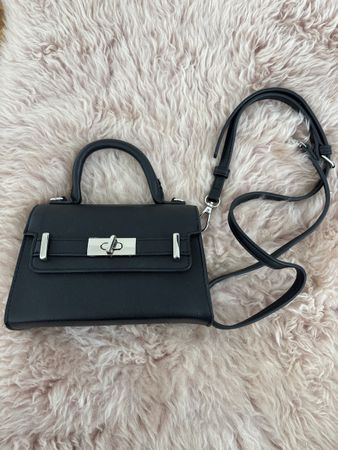 Schwarze Handtasche mit kurzem Henkel & Riemen -Stradivarius