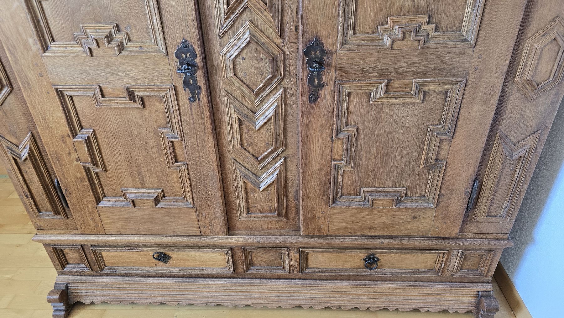 Armadi: Massiver alter  Holz Schrank  – Usato da wallisellen venduto da funkelsternchen5 3