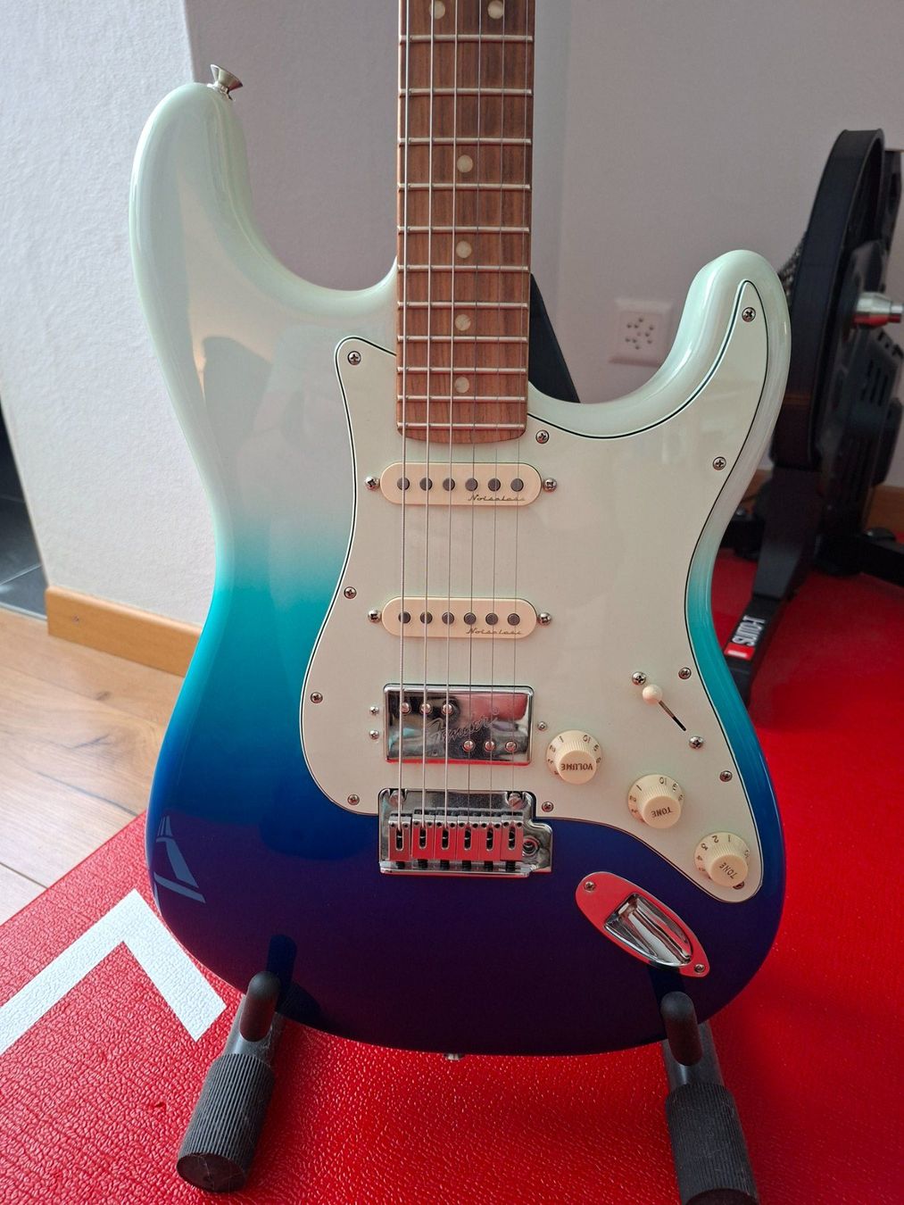 Fender Strumenti musicali: Fender Player Plus Stratocaster HSS PF BLB (belair blue) – Nuovo (secondo la descrizione) da Hinwil venduto da oli_s57g 1