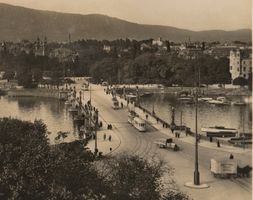 Zürich. belebte Quaibrücke mit Strassenbahn und Uetliberg
