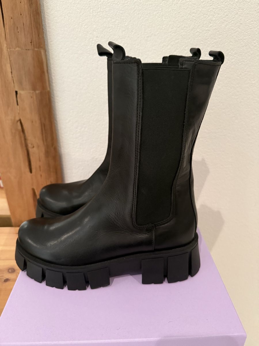 Scarpe da donna: Schwarze Winterstiefel, Grösse 39, NEU! – Nuovo (secondo la descrizione) da Adligenswil venduto da mypremium-shop 1