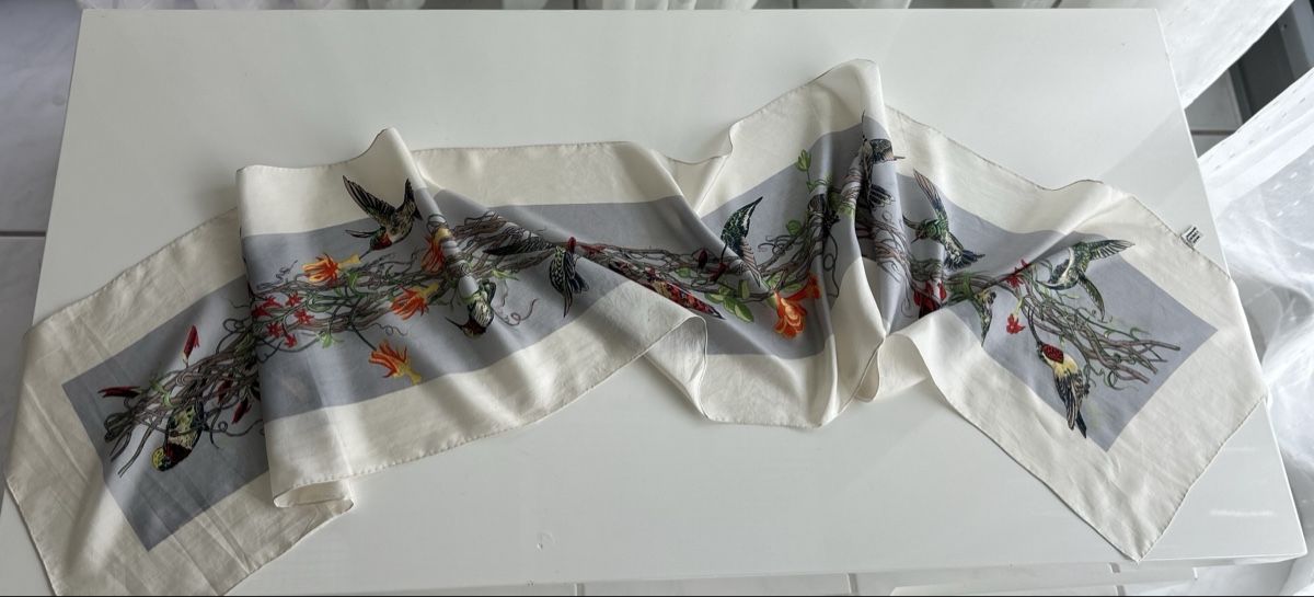 Foulards, Tücher & Schals: Silk Scarf Hummingbird Print good condition  – Neu (gemäss Beschreibung) aus Saland von ele_vc96