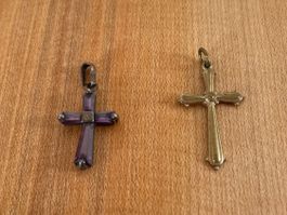 Zwei hübsche alte Kreuz-Anhänger für eine Kette