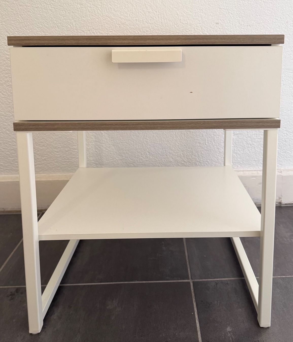 Comodini: Nachttisch mit geräumiger Lade + Ablagefläche – Usato da Zürich venduto da ame_r6dk