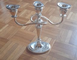 Elegante candelabro in metallo argentato a tre braccia