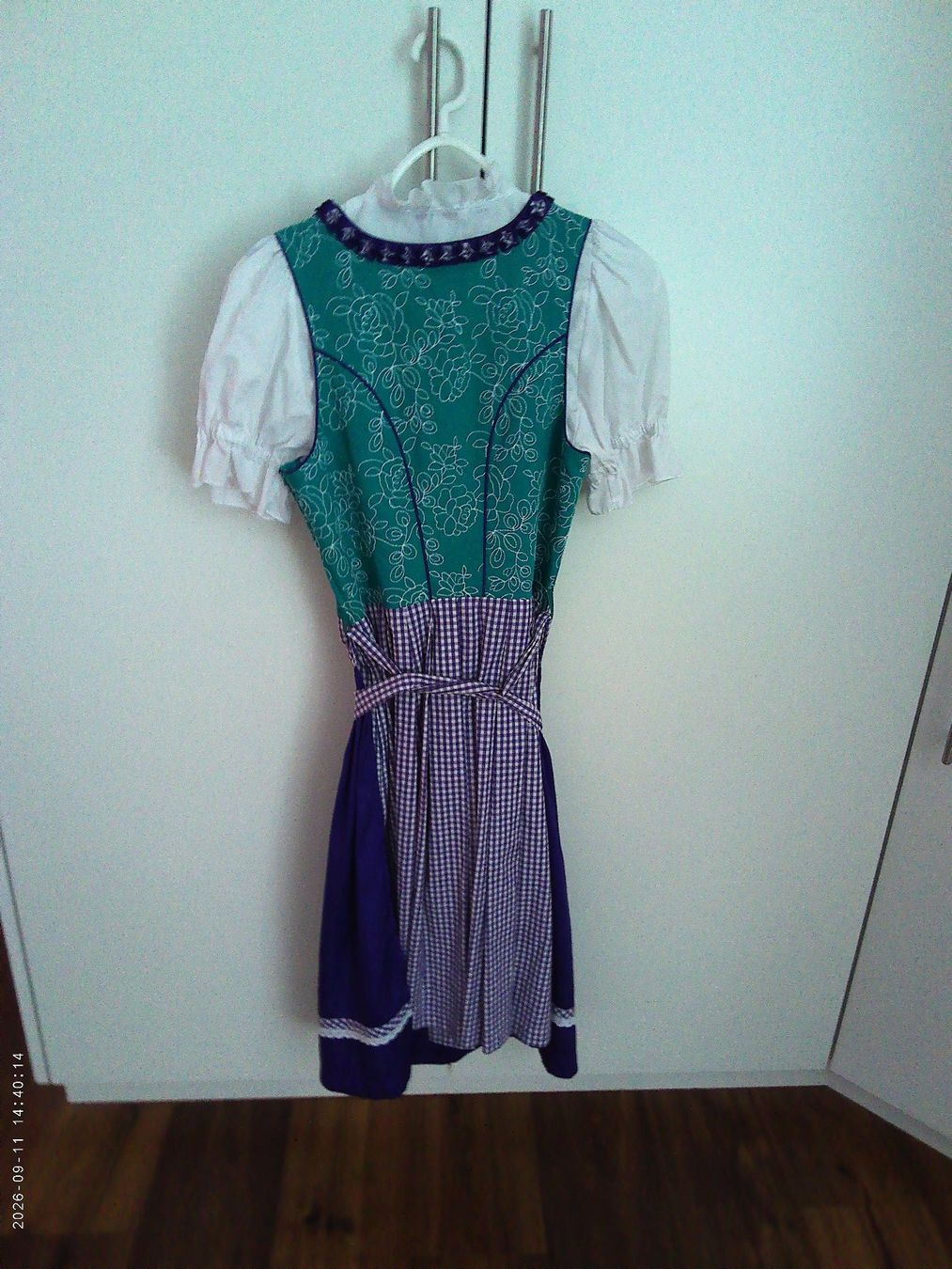Vestiti: Dirndl Kleid grün violett mit Bluse – Usato da Altendorf venduto da zipfizaffi 1