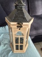 Laterne aus Holz und Glas mit Solarzelle,