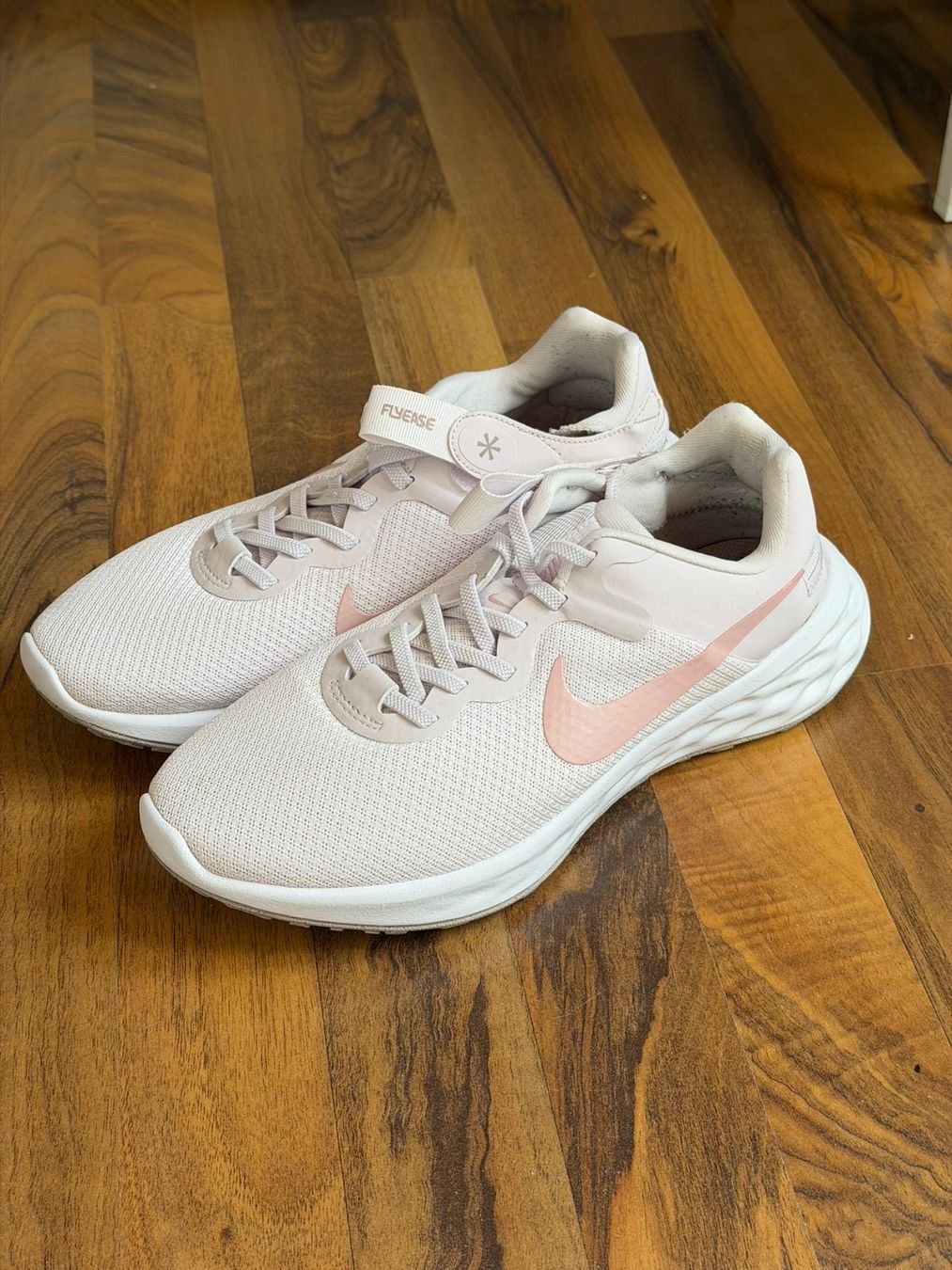 Scarpe da donna: Chaussures de sport – Usato da Grandvaux venduto da b_lucia_s 1