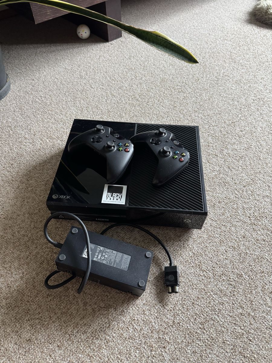 Microsoft Console: Microsoft Xbox One Console with Two Controllers Power Unit – Usato da Zürich venduto da bar_g7zy
