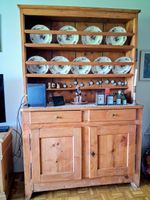 Vaisselier ancien en bois massif, style rustique.