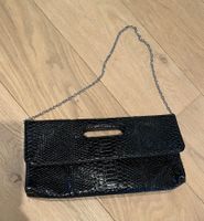 Clutch mit Kette - schwarz, Lack, Schlangenoptik,