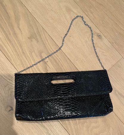 Clutch mit Kette - schwarz, Lack, Schlangenoptik,