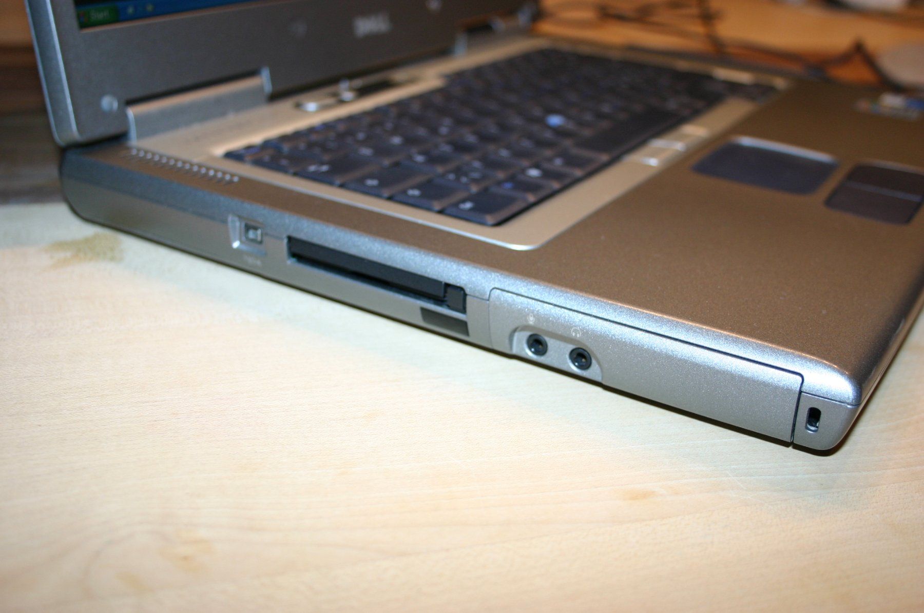 Dell Notebooks: Qualitatives Vintage DELL Latitude D800 Notebook mit WinXP – Gebraucht aus Stettlen von Bigjm 3