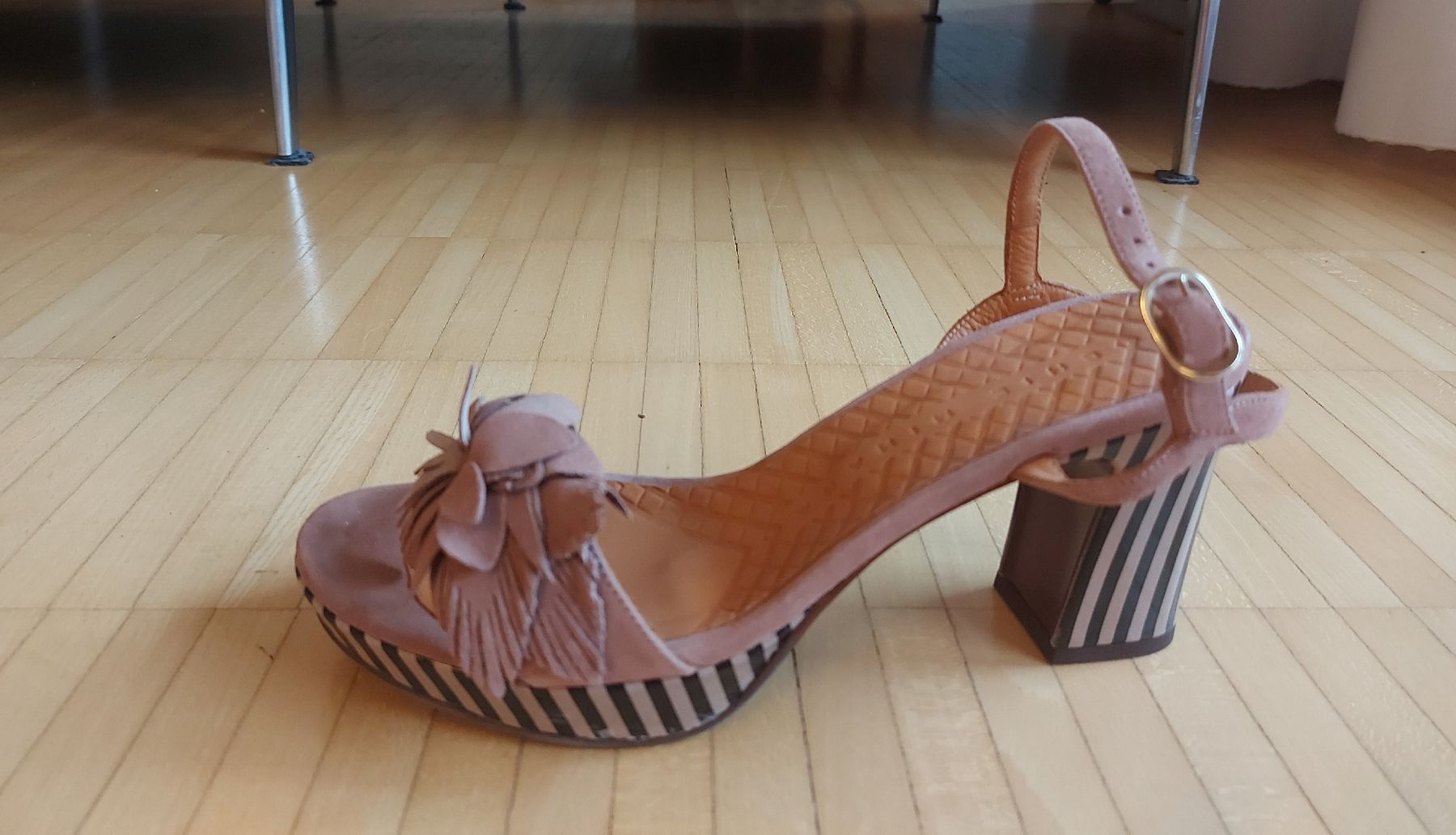 Chie Mihara Scarpe da donna: Chie Mihara Sandalen, beige, Gr. 39 – Nuovo (secondo la descrizione) da Oberengstringen venduto da PaolaDe 4